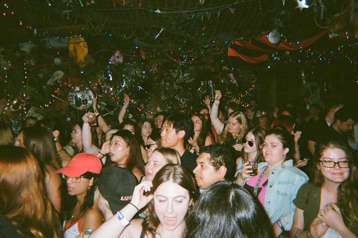 thebeaches's tweet image. toronto we have more party pics for ya :))))
lastgirlsattheparty.tumblr.com