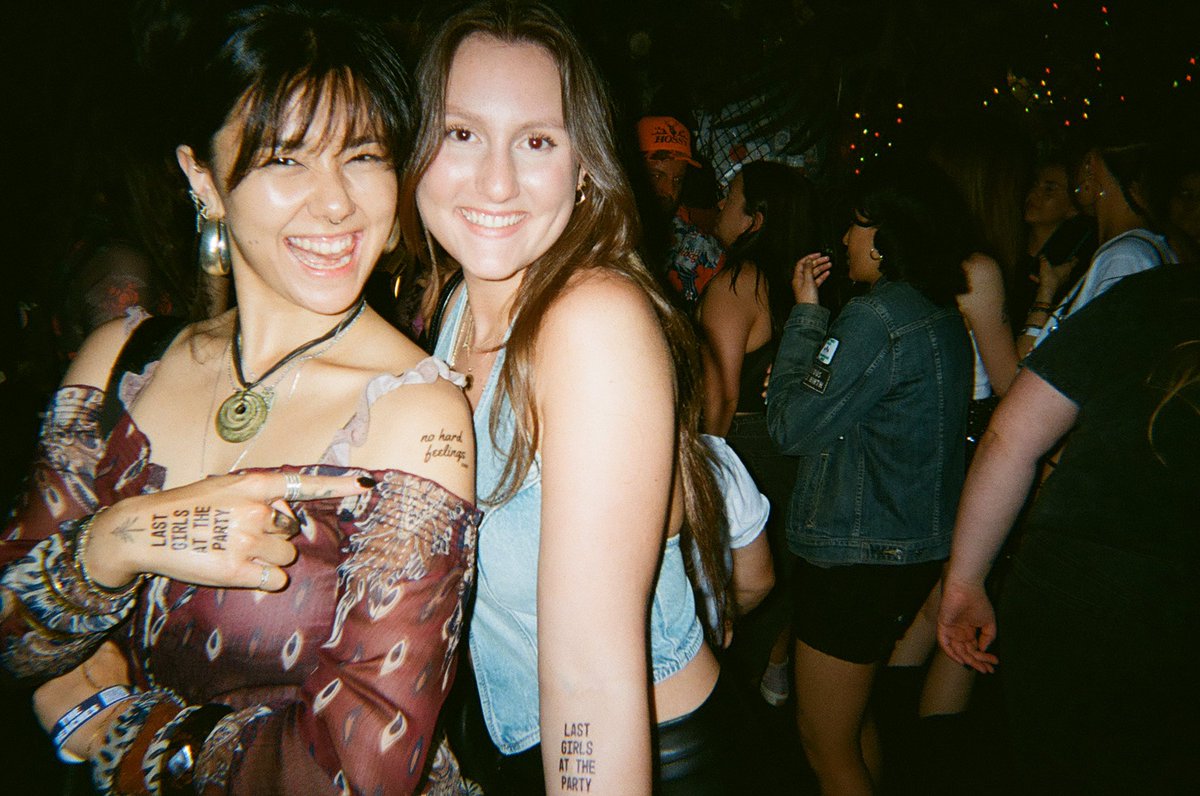 thebeaches's tweet image. toronto we have more party pics for ya :))))
lastgirlsattheparty.tumblr.com