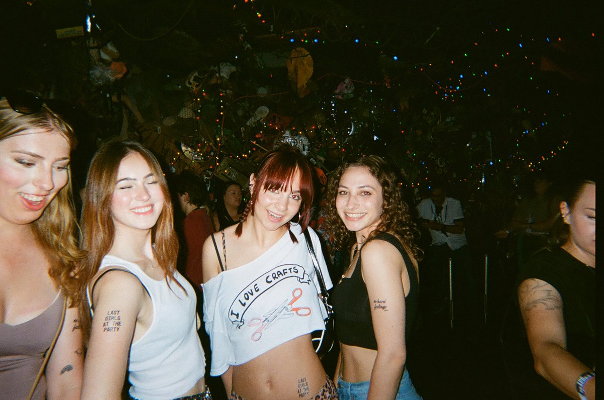 thebeaches's tweet image. toronto we have more party pics for ya :))))
lastgirlsattheparty.tumblr.com