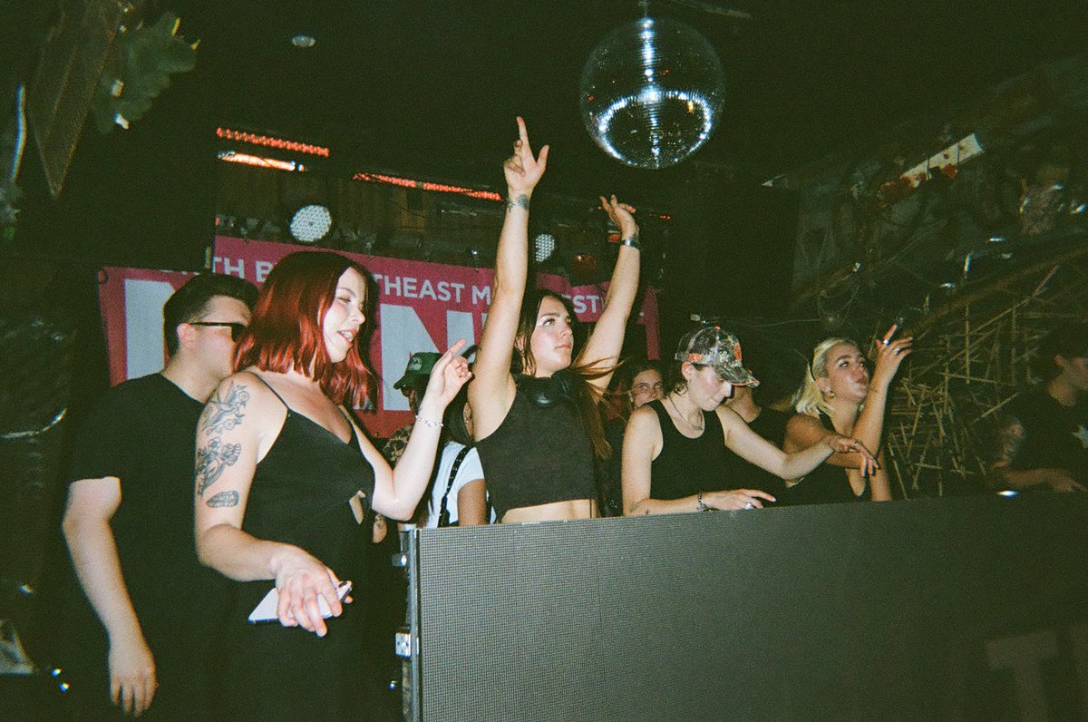 thebeaches's tweet image. toronto we have more party pics for ya :))))
lastgirlsattheparty.tumblr.com