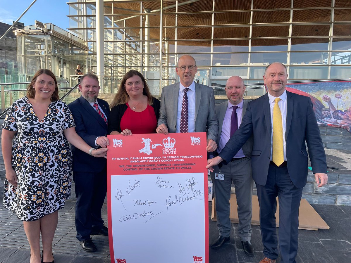 Falch o lofnodi ac ail-ddatgan fy nghefnogaeth i ddatganoli Ystâd y Goron i Gymru. Diolch i bawn ddaeth tu allan i’r Senedd fel rhan o ymgyrch <a href="/YesCymru/">YesCymru</a> 

Devolve the Crown Estate to Wales! 

Glad to sign the pledge tonight and reaffirm by full support 🏴󠁧󠁢󠁷󠁬󠁳󠁿