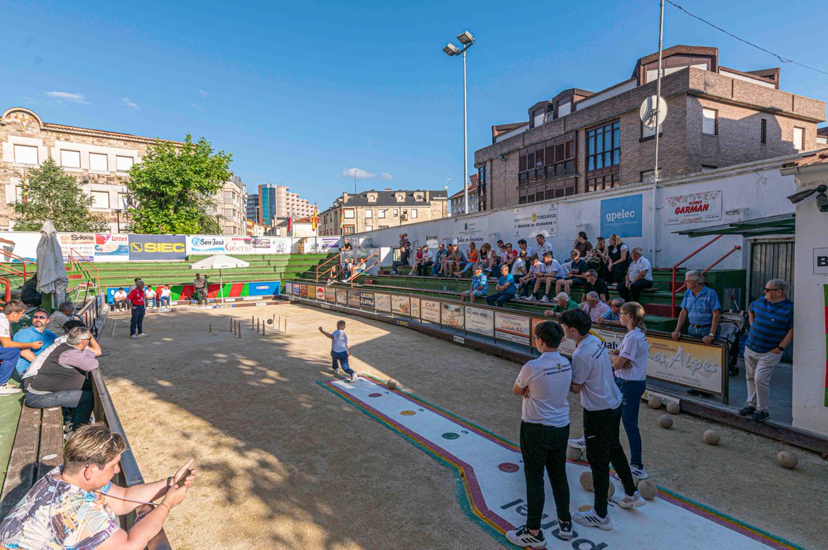 Torrelavega_es's tweet photo. 🎳La Peña Bolística Torrelavega SIEC está celebrando un gran aniversario
🎳¡Felicidades por estos 90 años de bolos y por contar con veteranos y jóvenes jugadores que llevan a la Peña a su centenario!
#PeñaBolística #bolos #sentireldeporte #Torrelavega #Torrelaveganízate https://t.co/lXSQuhq1tS