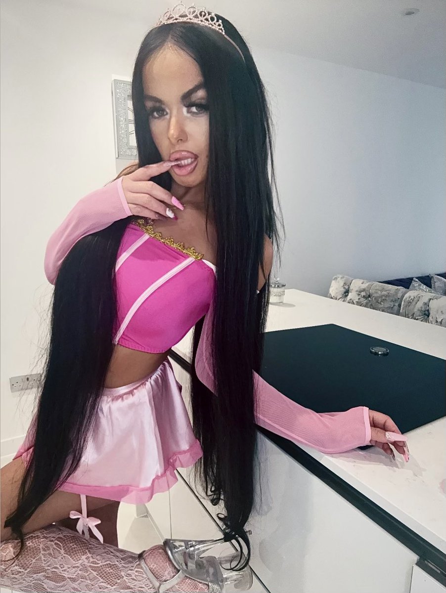 A real life 😈princess👸🏽 still looking for her prince🤴…

Who’s taking me to the ball?💘