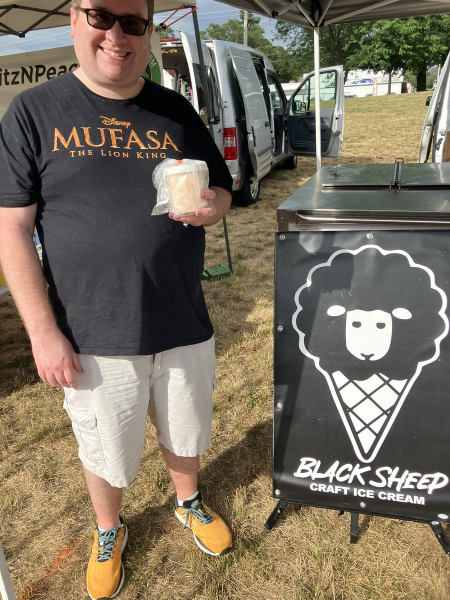 MichaelDaGaymer's tweet photo. Went to a different community market in the area. It was nice to try out a new place yesterday. It was a fun day! 💰💸💳🌭🥤🍩🍧🍨 #CommunityMarket #Food #Foodie #HotDog #KonaIce #FunDay #OutdoorActivity #IceCream https://t.co/zfd2JyGDI1