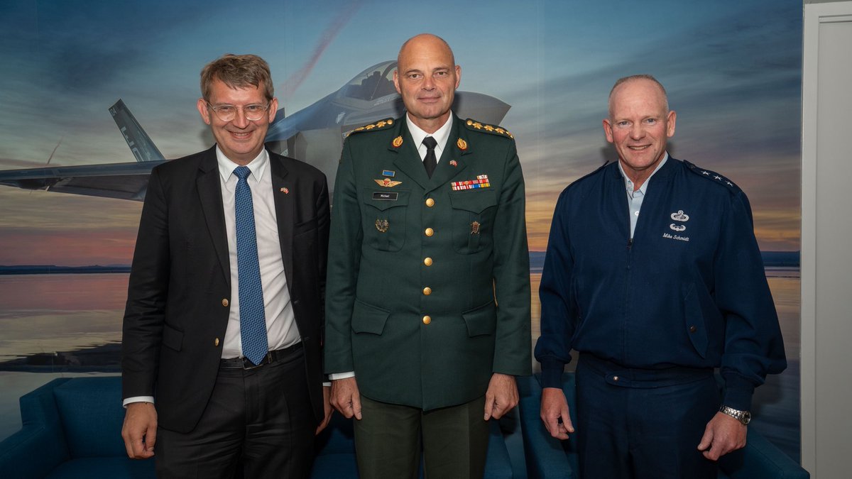 Forsvarsministeriet/Danish MoD (@forsvarsmin) on Twitter photo Forsvarsminister <a href="/troelslundp/">Troels Lund Poulsen</a> har besøgt F-35 programmet i Arlington. Her fik han bekræftet den fulde danske deltagelse i programmet 🇺🇸🇩🇰
Herudover kunne han drøfte mulighederne for yderligere anskaffelser af F-35-fly – herunder forventede leveringstider✈️ Forsvarsminister <a href="/troelslundp/">Troels Lund Poulsen</a> har besøgt F-35 programmet i Arlington. Her fik han bekræftet den fulde danske deltagelse i programmet 🇺🇸🇩🇰
Herudover kunne han drøfte mulighederne for yderligere anskaffelser af F-35-fly – herunder forventede leveringstider✈️