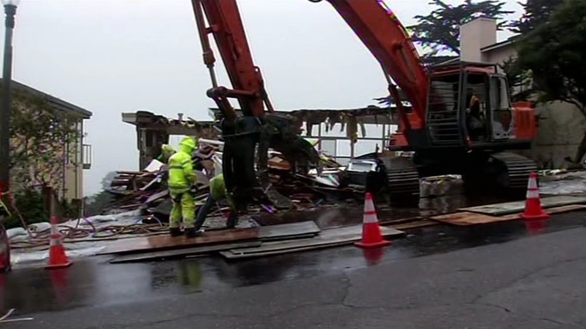SFChronPitchBot's tweet image. NEW: Sam Altman declares himself "politically homeless" — SF DPW hears "homeless" and rushes to bulldoze his house.