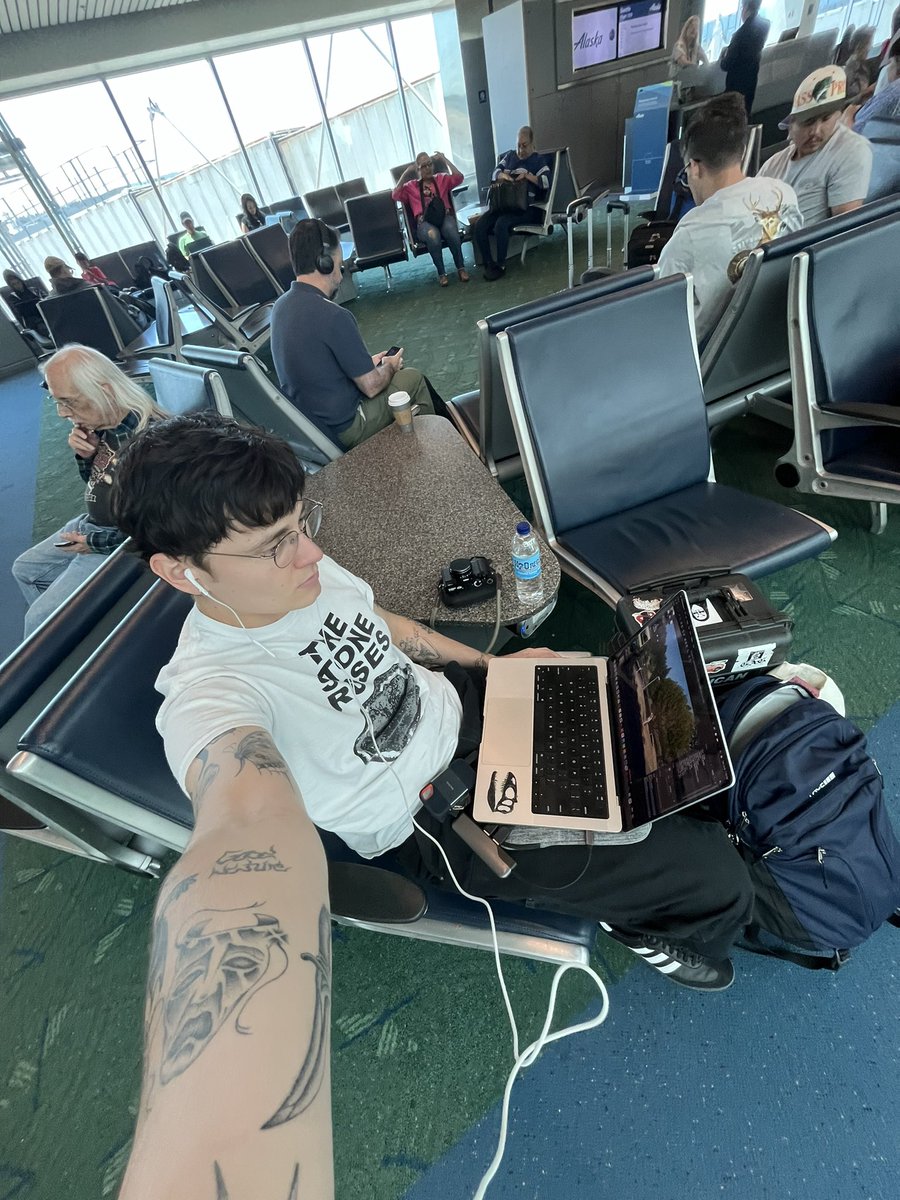 IanxEnger's tweet image. Flying out for my second Sound & Fury right now鈥riendshipHardcoreCamerasSunburns