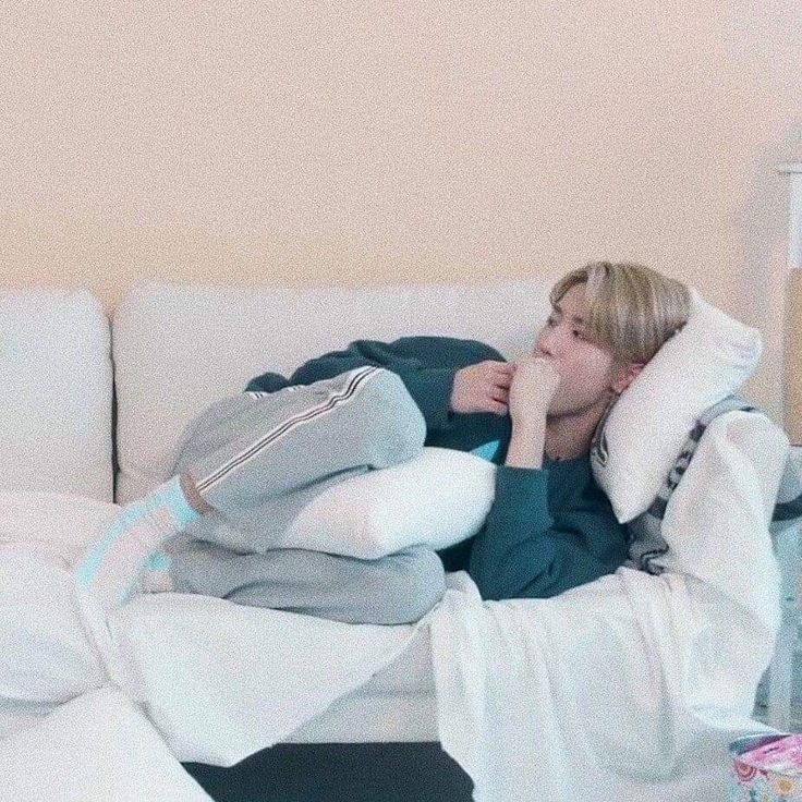 this mnho lounging around post-shower in the thinnest shorts he owns, muscles bulging beneath his soft skin + this jsng tucking a pillow btwn his legs to conceal the tent in his sweatpants and maybe apply a little pressure, grant him some relief. 

he tries to will it away +