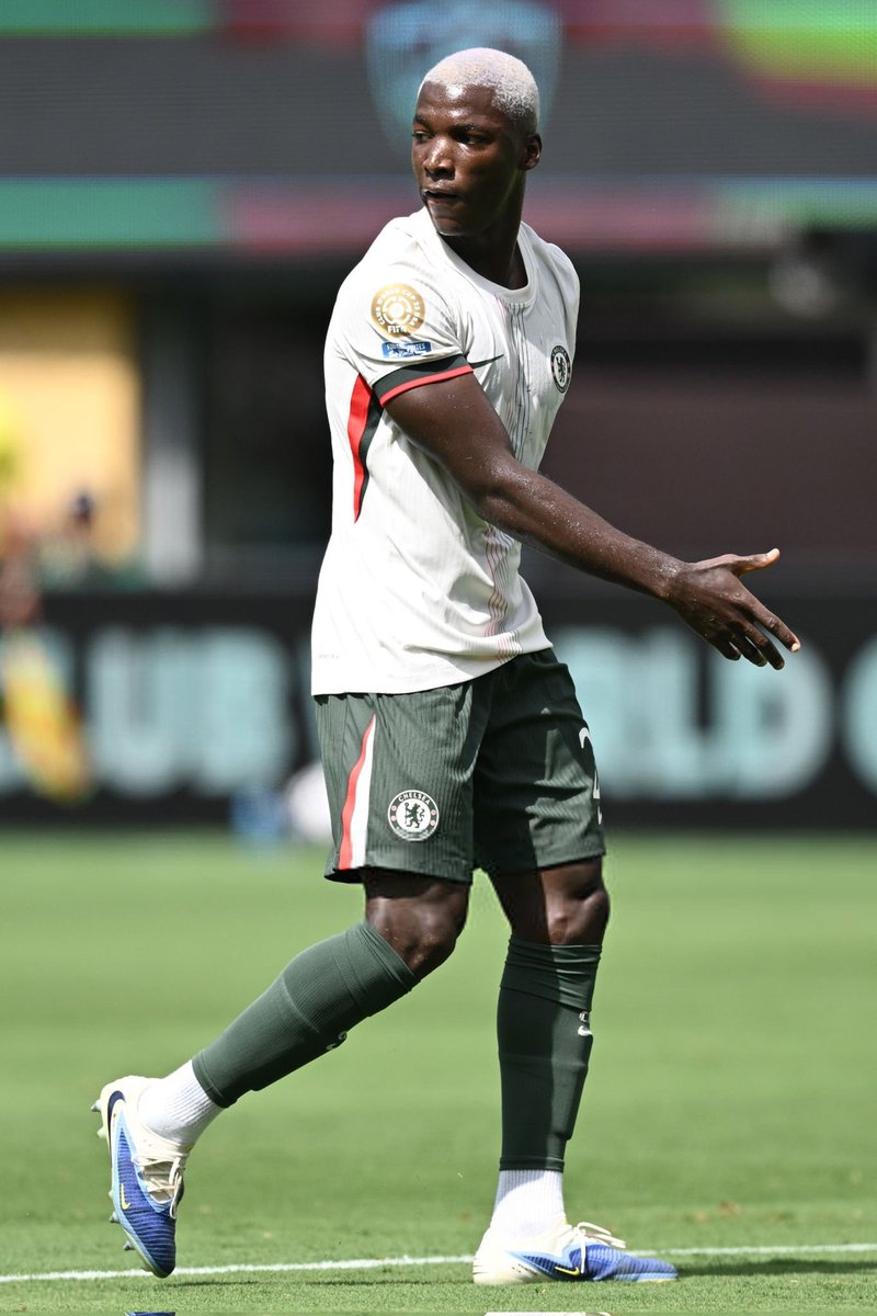 el mejor jugador que vi en mi vida, pense que desde Kante no volveria a ver a un mediocampista tan dominante no solo en Chelsea sino en general y aca esta, es nuestro, es Blue. 
el mundo empieza a valorar a Moises Caicedo como lo es, el mejor del mundo en su posicion.