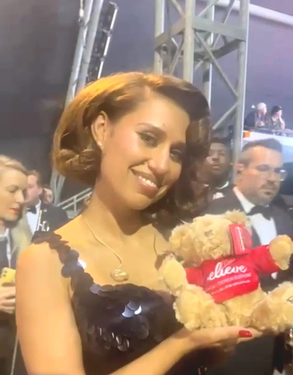 Our Believe bears are growing their lists of famous friends.

Hope bear meets Raye!✨🫀