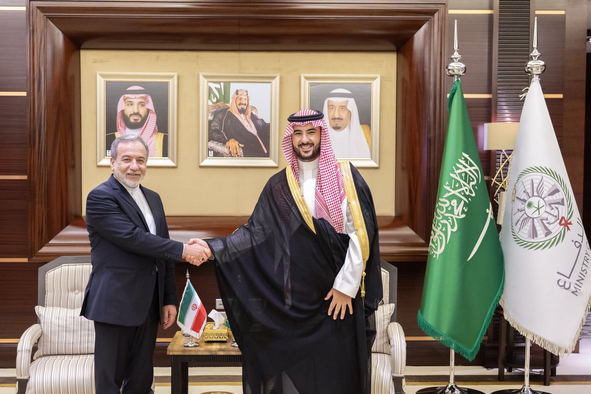 التقيت معالي وزير الخارجية الإيراني الدكتور عباس عراقجي.
استعرضنا العلاقات الثنائية وأوجه التعاون بين بلدينا، وبحثنا تطورات الأوضاع في المنطقة والجهود المبذولة حيالها؛ بما يسهم في تحقيق الأمن والاستقرار الإقليمي والدولي، وناقشنا عددًا من القضايا والمسائل ذات الاهتمام المشترك.