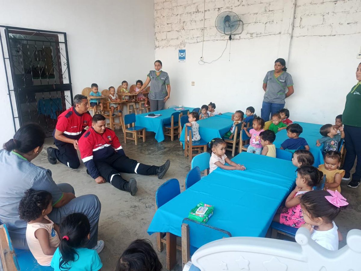 📌👨‍🚒🏫 #Bomberos ejecutaron una capacitación en el #CDI Los Pitufos, ubicado en la parroquia #LaUnión. 

🚨🔚 Durante la jornada, se realizó un simulacro de evacuaciones de emergencia, fortaleciendo los protocolos de respuesta y seguridad.