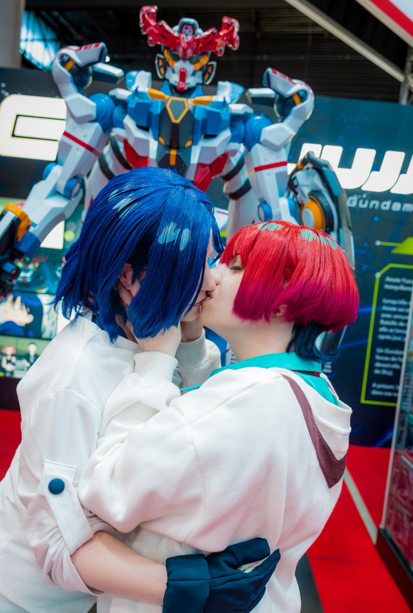 What if we kissed in front of the GQuuuuuuX? 😳just kidding... 🥺Unless!!! 😏
Photo by empress.lilie 
#GQuuuuuuuX #shumachu #gundamcosplay #JapanExpo2025