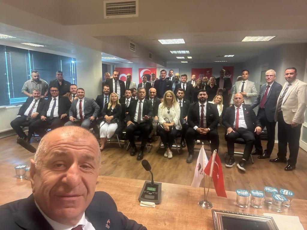 Yaklaşık altı ay sonra,Genel Başkanımızın da katılımlarıyla İstanbul İl Başkanlığı olarak, ilk ilçe başkanları toplantısı gerçekleştirdik.
Sefer bizden, Zafer Allah'dan.
<a href="/umitozdag/">Ümit Özdağ</a> <a href="/HakanAksit34/">Hakan Akşit</a>