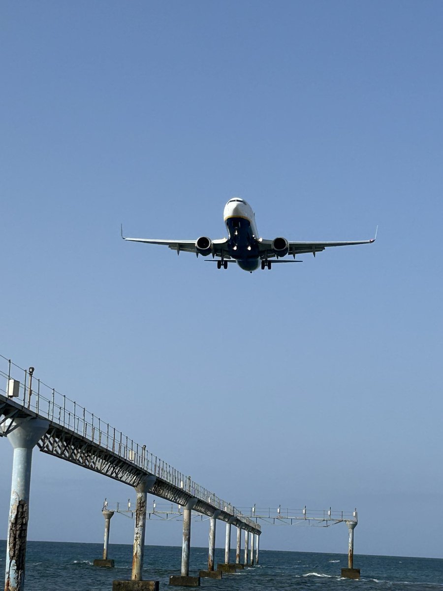 Happy 40th Birthday <a href="/Ryanair/">Ryanair</a> . Here is one of theirs landing at #Arrecifeairport just a few days ago! #Boeing #Birthday #Forty #Avgeek #Aviation #planespotting #Lanzarote