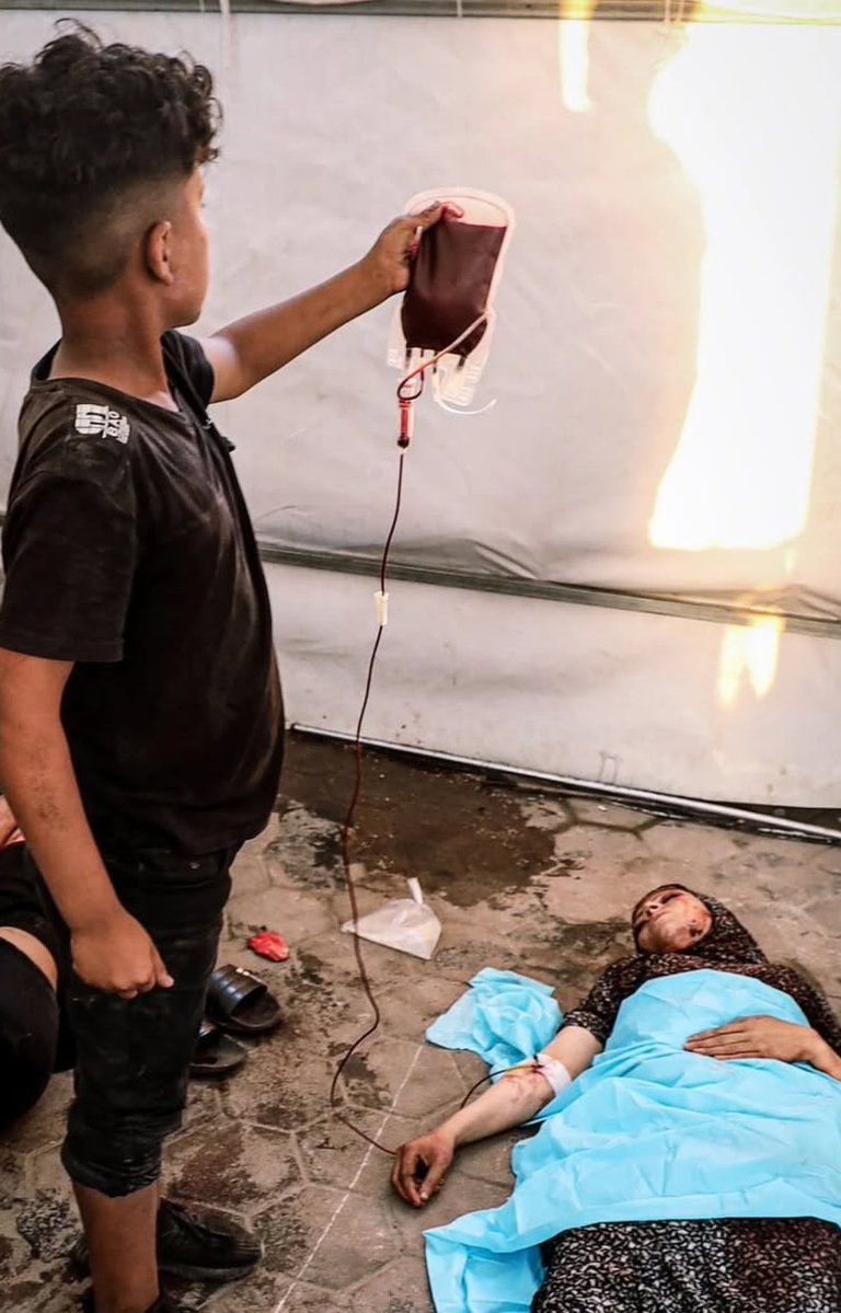 🚨 In Gaza, a child holds the blood bag for his mother, wounded by an Israeli airstrike. No bed, no equipment just his small body fighting to keep her alive.
08.07.2025