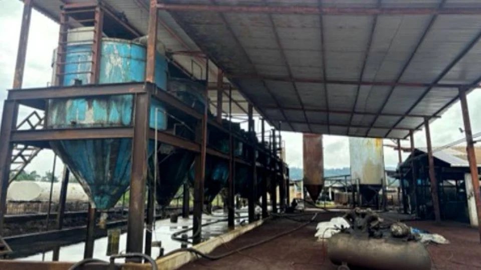 Ciro Di Costanzo (@cirodi) on Twitter photo 💥 NUEVO GOLPE AL HUACHICOL
La <a href="/FGRMexico/">FGR México</a> asestó un nuevo golpe al robo de combustible en Veracruz al asegurar 933 mil litros de petróleo crudo de procedencia ilícita. Estoy impresionado por la cantidad de huachicol que hay en MX! ¡Estamos rodeados de ladrones!!! 💥 NUEVO GOLPE AL HUACHICOL
La <a href="/FGRMexico/">FGR México</a> asestó un nuevo golpe al robo de combustible en Veracruz al asegurar 933 mil litros de petróleo crudo de procedencia ilícita. Estoy impresionado por la cantidad de huachicol que hay en MX! ¡Estamos rodeados de ladrones!!!