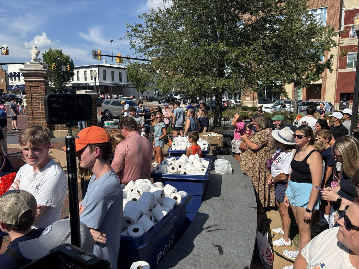 📍Toomer’s Corner

Today Eli Manning is here for his show “Eli’s Places.” They’re here trying to set a record for rolling Toomer’s.

<a href="/wsfa12news/">WSFA 12 News</a> <a href="/wsfa12sports/">WSFA 12 Sports</a>