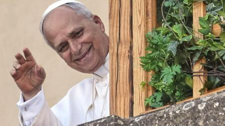 "Papa":

Porque a dos meses de asumir, el Papa León XIV se tomó vacaciones.