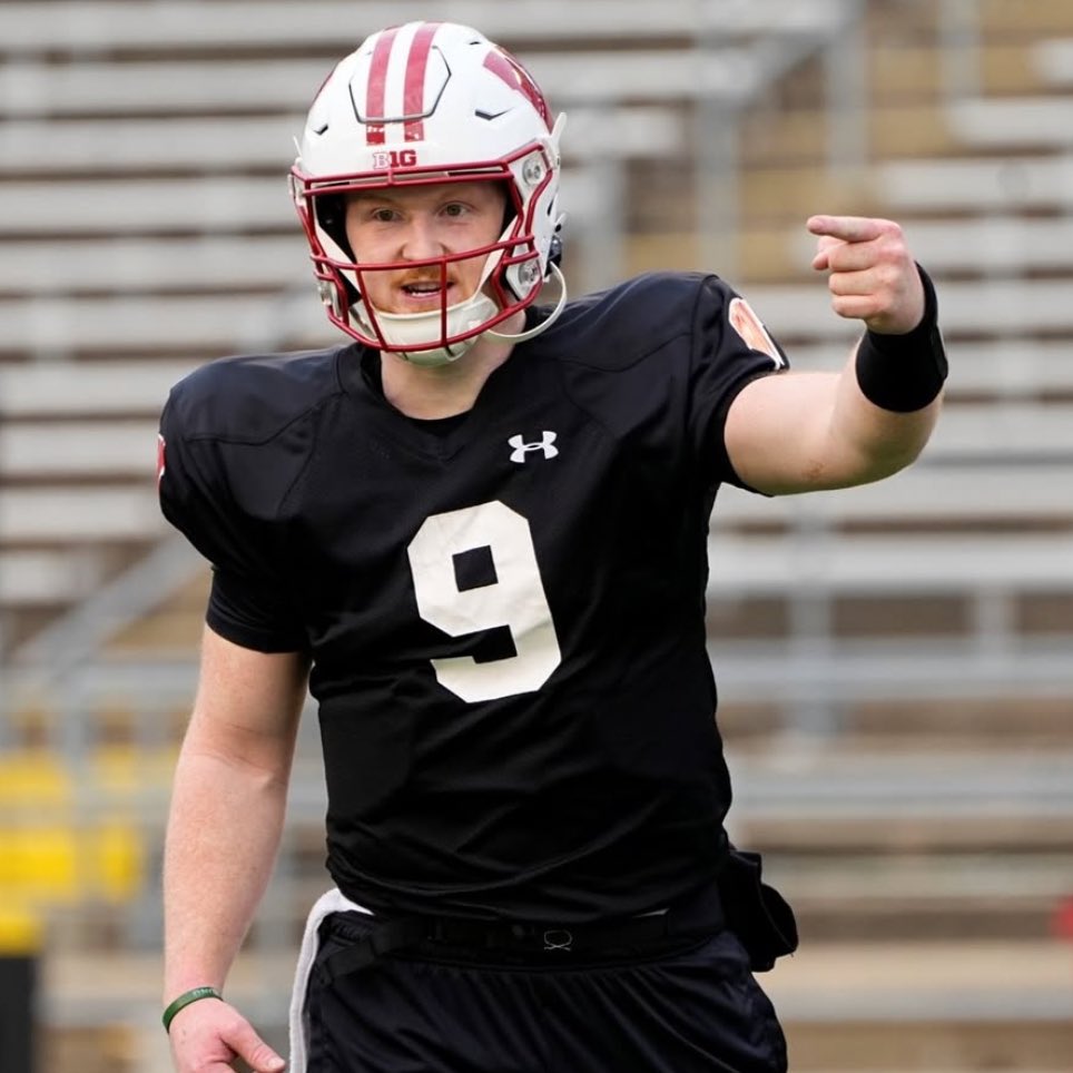 badgerbarstool's tweet image. Better than Mark Gronowski.