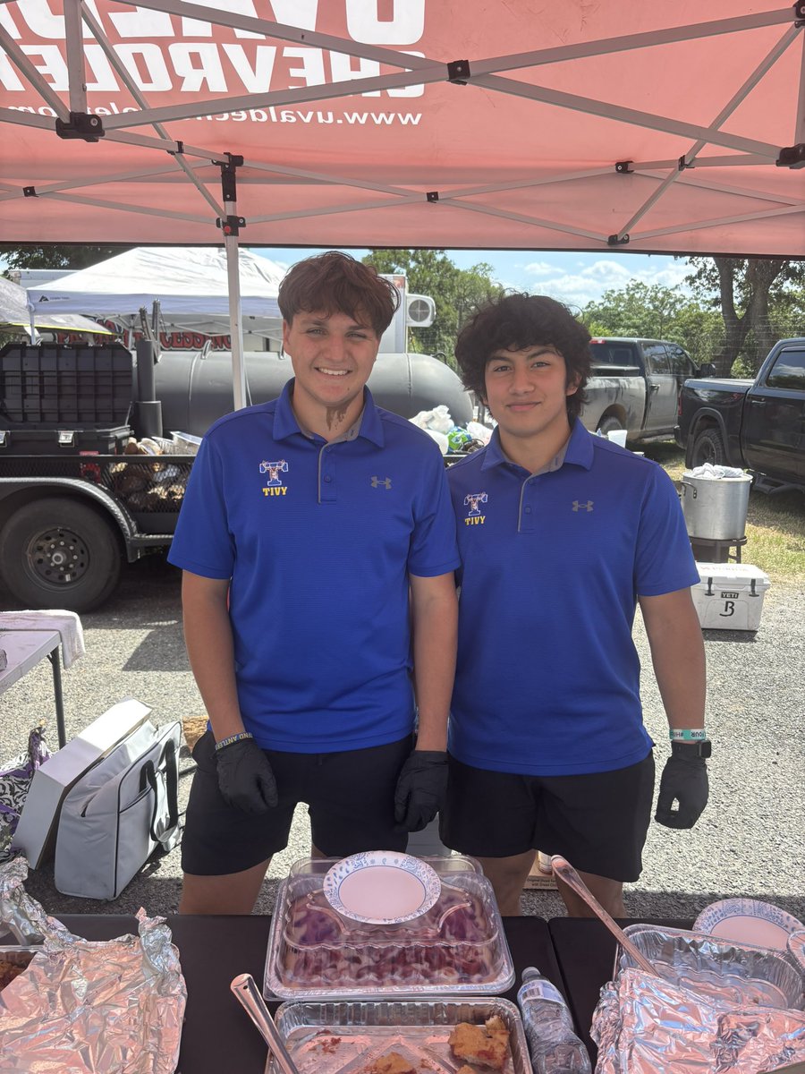CoachLanceDale1's tweet image. Student athletes from @TIVYHS volunteering their time serving meals to first responders in Kerr County.
@TFNDFootball
@TFNDVolleyball
@CoachNeill
