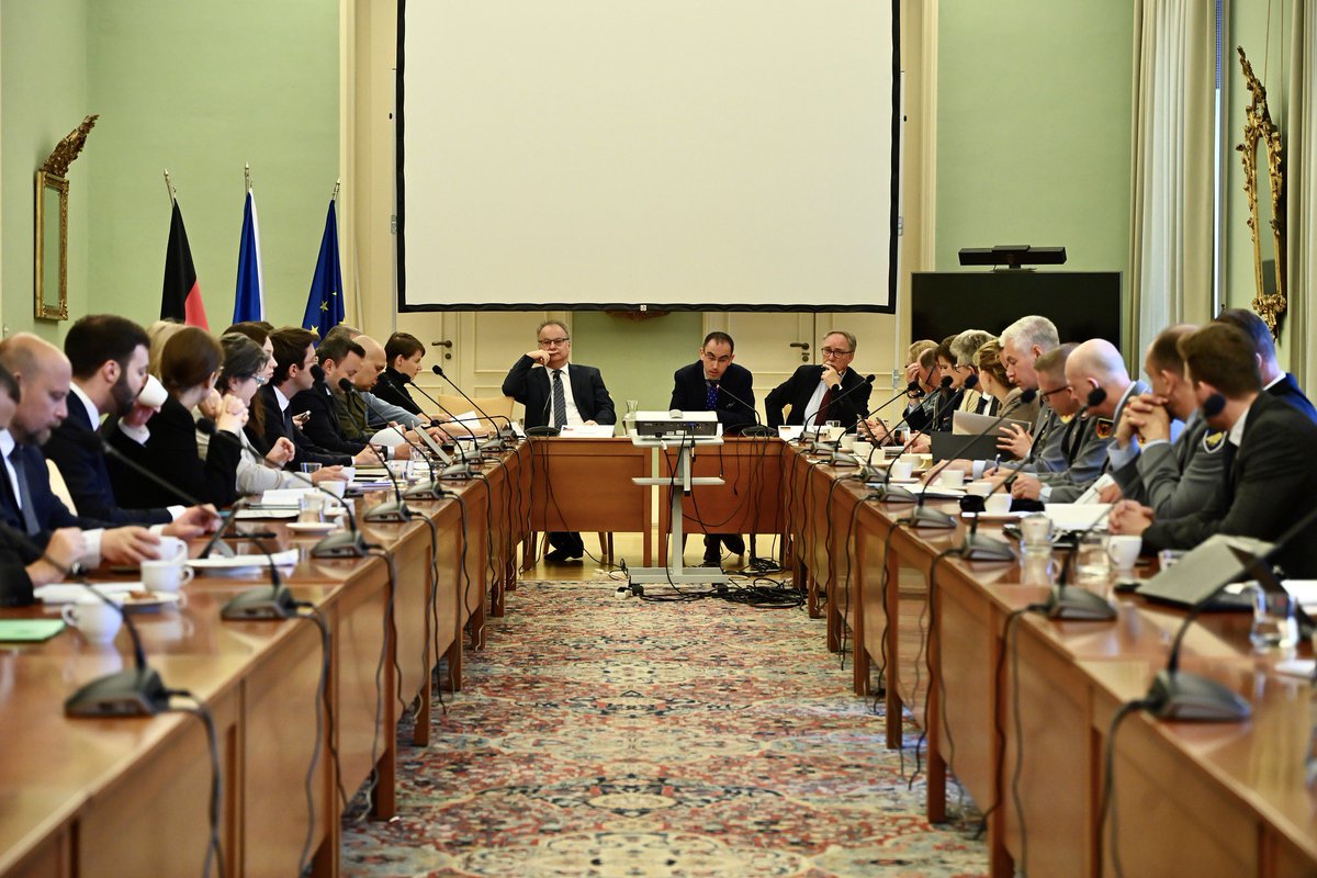 10 Jahre 🇩🇪-🇨🇿 Strategischer Dialog! 
Nach der formellen Eröffnung durch die Außenminister ging es in Prag heute weiter mit intensivem Austausch in Arbeitsgruppen und im Plenum. Ein wertvolles Instrument, dass unsere Zusammenarbeit als gute Nachbarn &amp; in 🇪🇺 stärkt. Weiter so!