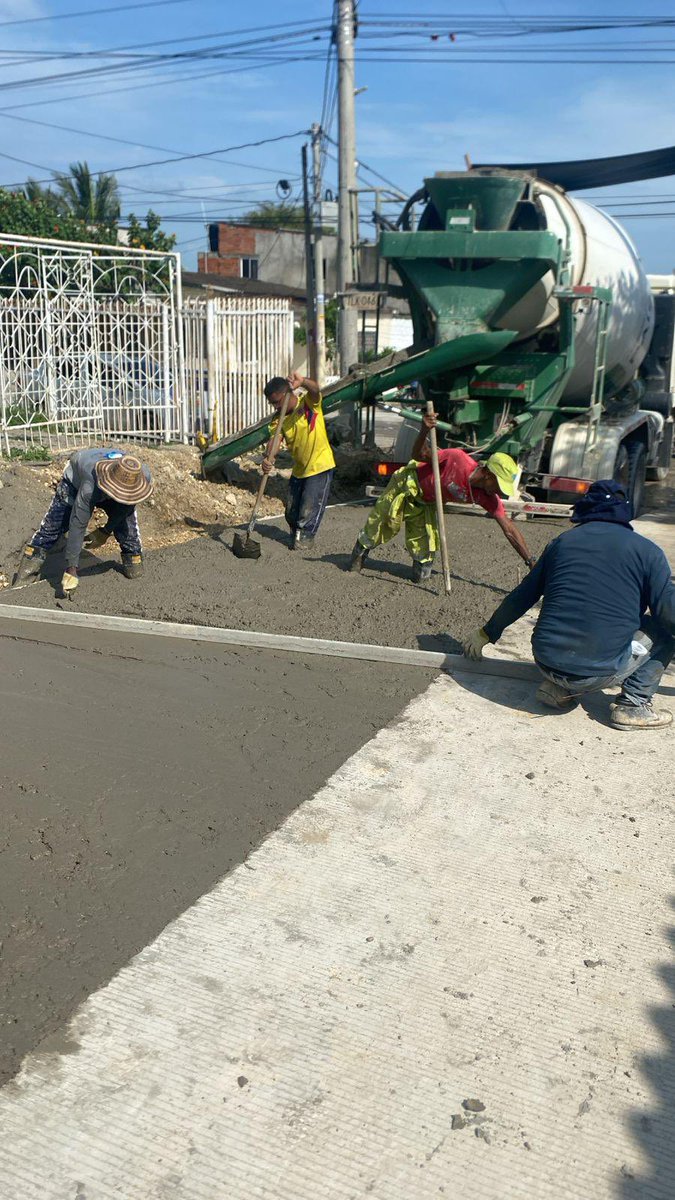 GobDeBolivar's tweet image. 🏗️ Así avanza el COMPI en Cartagena: calles que conectan, comunidades que florecen 🌱

Desde María Cano hasta La Candelaria, seis barrios ya sienten el cambio: más de 1.000 metros de vías que no solo unen territorios, sino también sueños y dignidad.

#COMPI