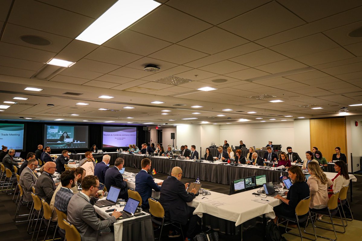 cafreeland's tweet image. Great meeting of the Committee on Internal Trade in Québec City today. We are building One Canadian Economy, not 13. This is about Canadians trusting ourselves and each other!
I’m looking forward to next week’s trucking hackathon, where provinces and territories will come…