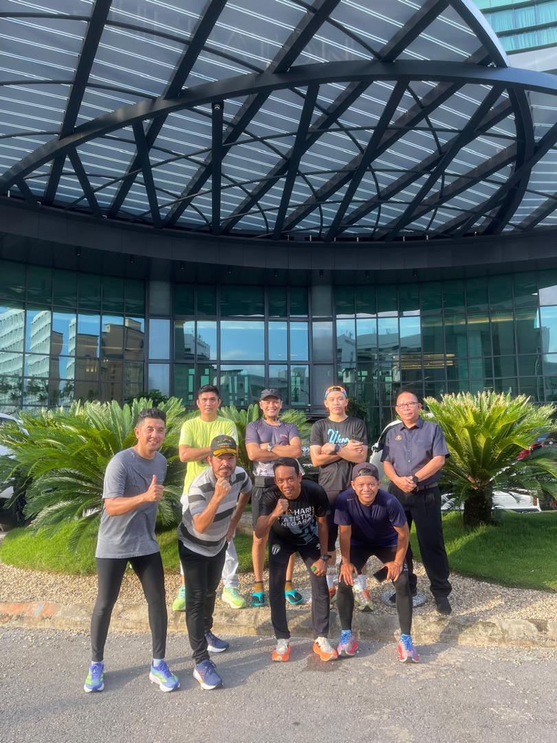 Dr_Uzir's tweet image. Alhamdulillah, pagi ini bersama @DOSM_Sarawak dalam program Fit DOSM : Breakfast Run di Sekitar Kuching, Sarawak. 
#FitDOSM
#StatsMalaysia 
#StatistikNadiKehidupan 
#StatistikSegalanyaPasti
#MyASEAN2025 
#ASEANMalaysia2025 
#BanciPertanian2024
#KPDOSM