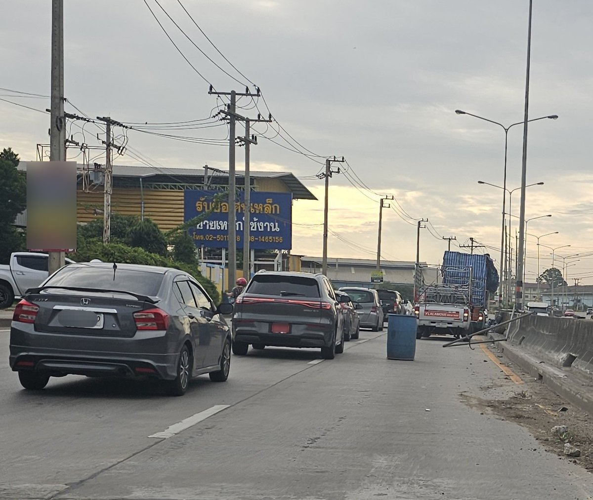 js100radio's tweet image. RT@WorkingWithLoVe : #อุบัติเหตุ #ทางหลวง345 มุ่งหน้ารังสิต ลงสะพานปทุม2 ประมาณ 200ม. รถปิคอัพ ชนกัน 2คัน ขวางช่องทางขวา รถติดมาก ยังไม่มีเจ้าหน้าที่ #รถติด