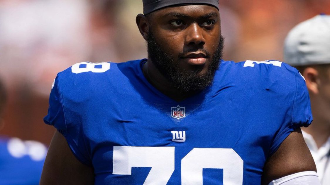If Andrew Thomas does not play a full season in 2025, the Giants should be drafting a Left Tackle in the 1st Round in 2026.   He is still not ready to dig in and play.  

Time is just about expired here.   👊🏻💥 
#nygiantsrush