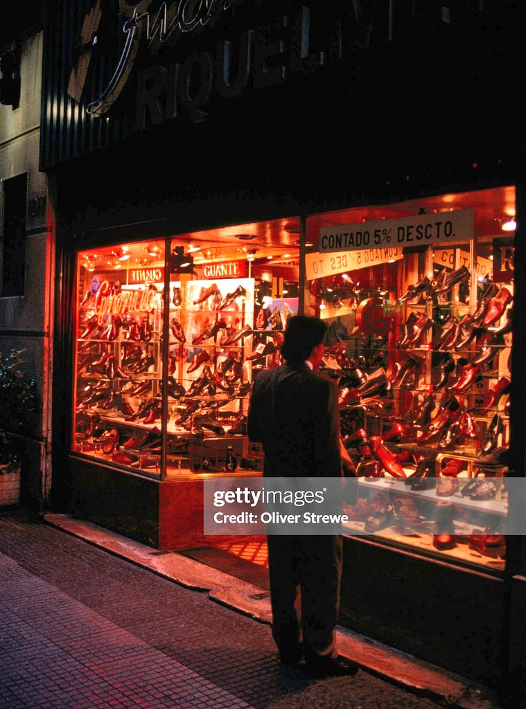 AestheticChile's tweet image. Noche en el Paseo Ahumada de Santiago. Circa 1990
