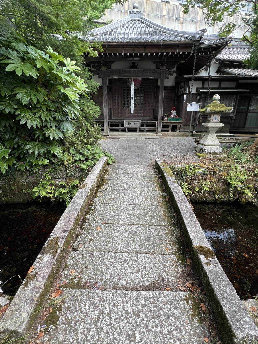 k_tamago_power's tweet image. 【醒井延命地蔵尊】
『石造地蔵菩薩坐像』
花崗石を丸彫りした半跏像で、その彫刻の特徴から鎌倉時代後半の製作であろうと考えらているそう😊延命地蔵尊として古くから親しまれているそう✨