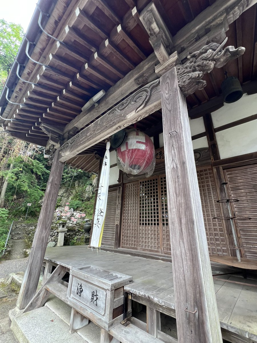 k_tamago_power's tweet image. 【醒井延命地蔵尊】
『石造地蔵菩薩坐像』
花崗石を丸彫りした半跏像で、その彫刻の特徴から鎌倉時代後半の製作であろうと考えらているそう😊延命地蔵尊として古くから親しまれているそう✨