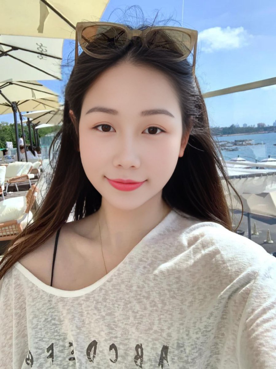 EVILLY24209804's tweet image. “Stop staring. I already know I look good 😁”#ColognePride