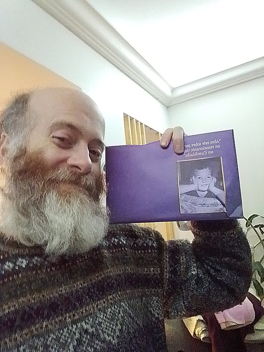 julianelen's tweet image. Y un día este libro también me llegó a mí. Es como el disco de AOL de este siglo de mierda.