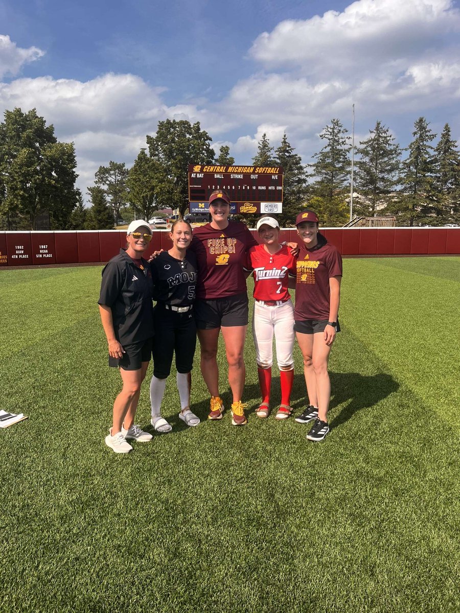 Thank you <a href="/CMUSoftball/">CMU Softball</a> for running a great camp! I loved being back on campus and getting to see some travel and high school teammates! 
🔥⬆️ Chips!!
<a href="/McCallSalmon/">McCall Salmon</a>
<a href="/saradriesenga10/">Sara Driesenga</a> 
<a href="/faithhensleyy/">Faith Hensley</a> 
<a href="/pezzplayers/">ron pezzoni</a>