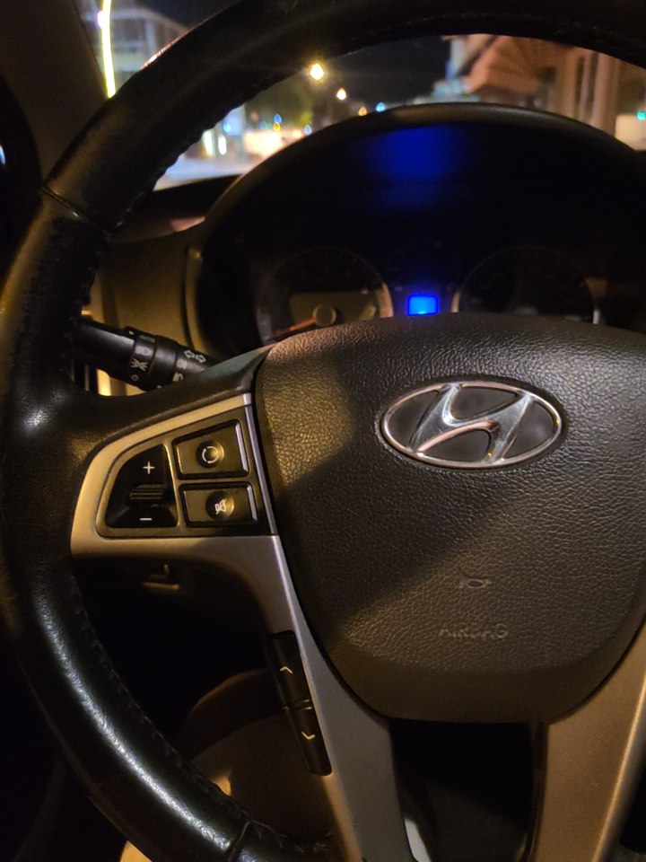 İyi akşamlar aracım Hyundai i20 2014. Aracın direksiyonunda tuş takımlarında bozulma var (ses açma tuşu müzik değişiyor, müzik değişme tuşu sesi kısıyor vb). Düğün konvoyunda kornaya çok bastıktan sonra oldu bu olay ve kornaya basınca düzeliyor. Sorun nedir bilgisi olan var mı ?