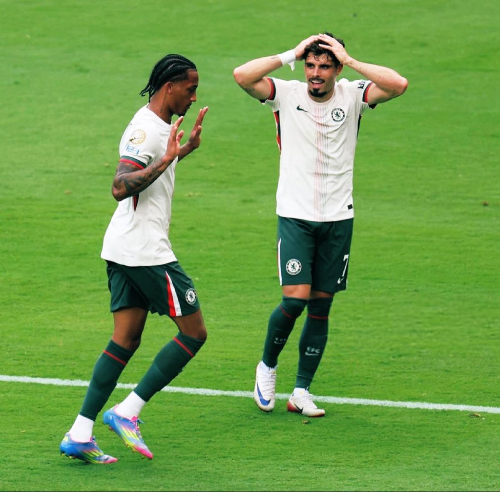 "omo this guy sabi hit ball o"