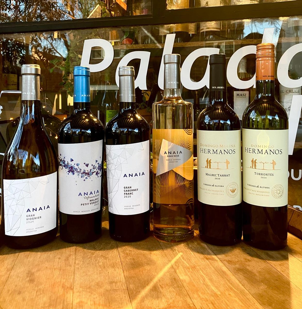 Atención amigos, vayan pensando en qué vinos van a degustar en la cena del día del amigo... Porque las cenas con vinos son más gratas y aflojan el gargero🫣.

Envíos a todo el país, consultanos las promos disponibles (por ej. los 6 de la foto te los llevás x $113.200)

#ElVinoUne