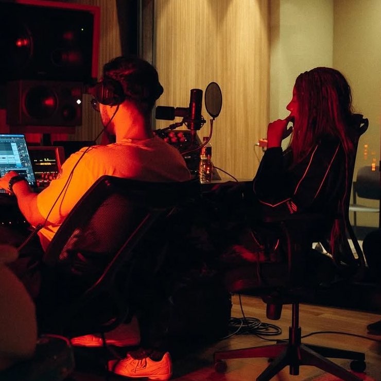 Ludcravestats's tweet photo. 📸| LUDMILLA no estúdio, em novas fotos via Instagram.

“Cooking some R&amp;B” https://t.co/nuVDB6c6ic