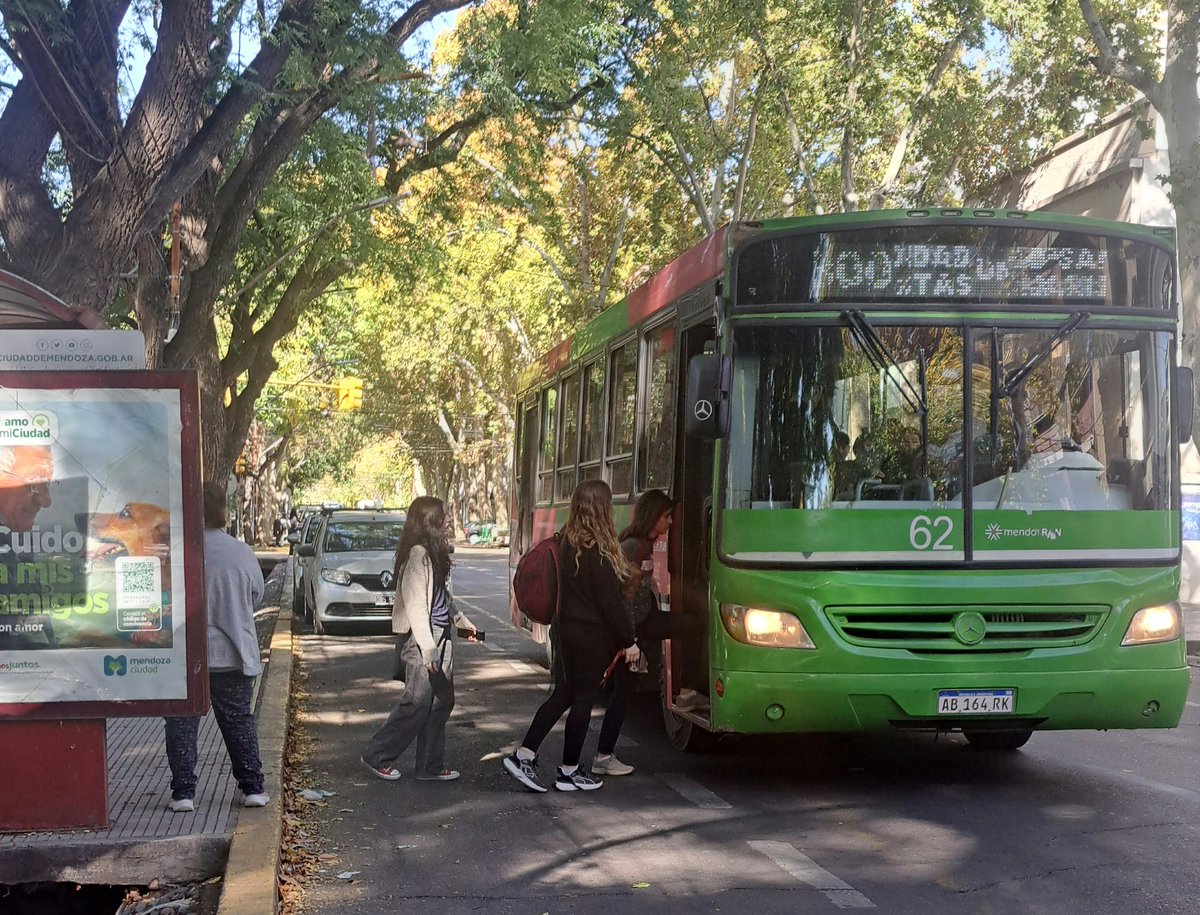 Por el "Día de la Independencia" este miércoles 🇦🇷 9 de Julio, el #TransportePúblico de Mendoza funcionará con horarios y frecuencias de día Feriado.