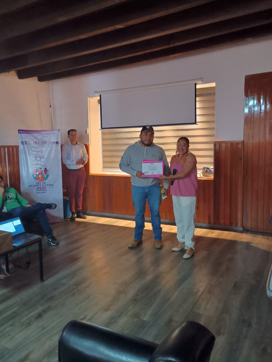 🙍‍♀️✨Como estrategia para la erradicación de la VPMrG la Consejera Electoral del ITE, Anakaren Montserrat Rojas brindó una capacitación sobre este tema al funcionariado del Ayuntamiento de Sanctórum.👥
#ITE #ViolenciaPolítica #IgualdadDeGénero #VPMrG