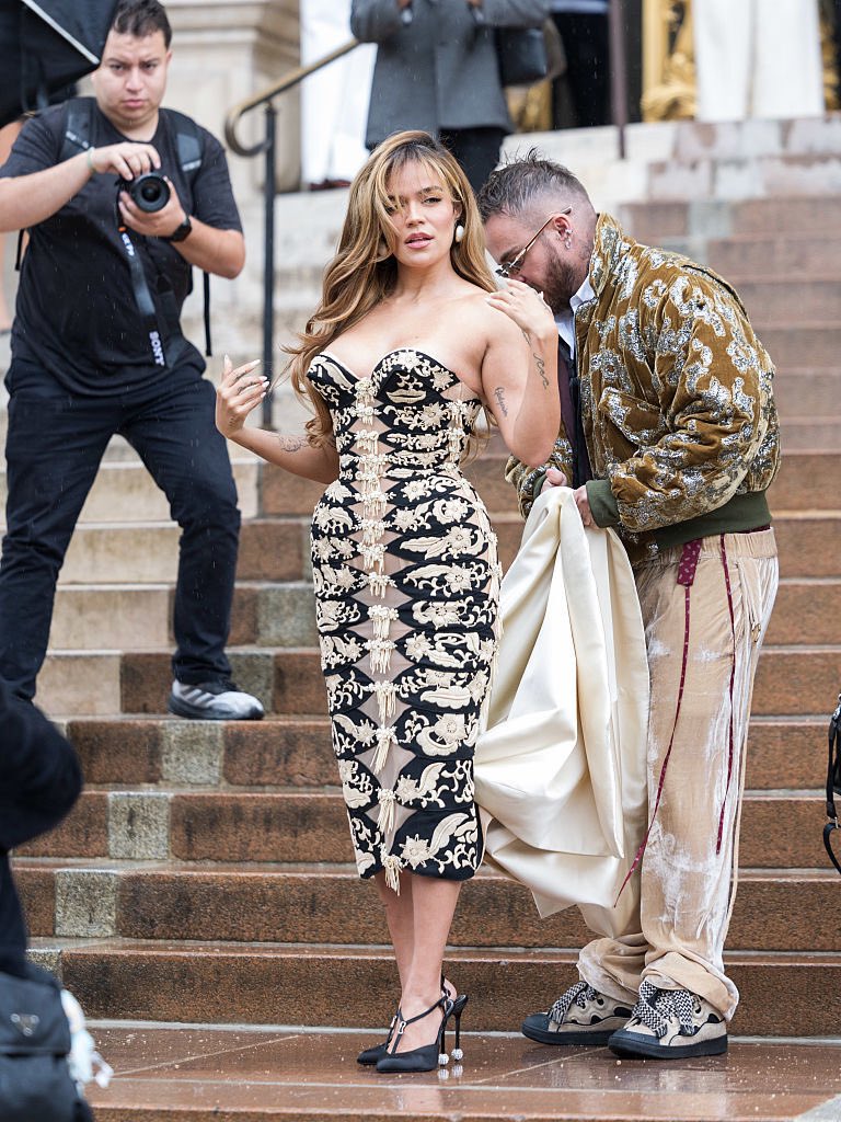 cali939's tweet image. La Bichota meets haute couture 🖤 Schiaparelli Fall 2025, #Paris #karolg #fashionweek
📸: Getty