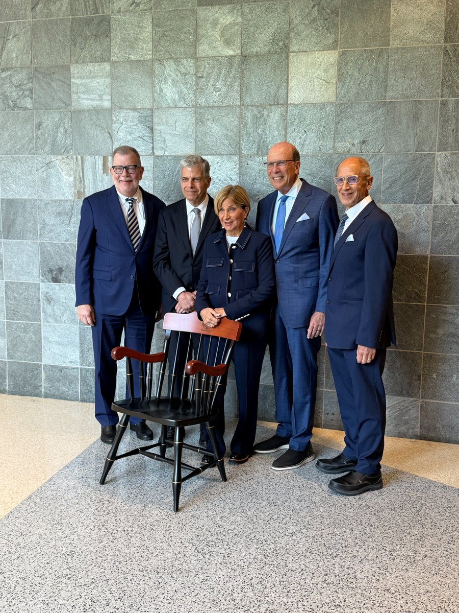 caseccc's tweet image. Tonight, Case Comprehensive Cancer Center Director Dr. Gary Schwartz was officially named the inaugural Peter and Laurie Weinberger Professor in Cancer Research. A well-deserved honor for a leader in the fight against cancer!
