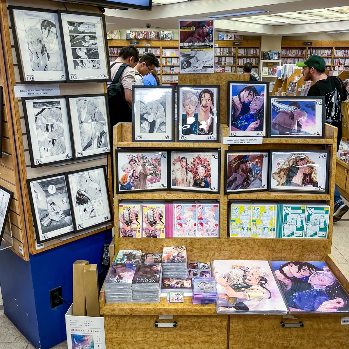 Elto and Alva have spawned at Kinokuniya Los Angeles and Katy for the Scenes From Lullaby of the Dawn: Celebrating 1.7 Million Copies Sold Exhibition! 🗡️💐

The exhibition will display art panels , and will have merchandise available for sale until 7/13.

<a href="/TOKYOPOP/">TOKYOPOP</a> <a href="/yuno_popo/">ユノイチカ</a>