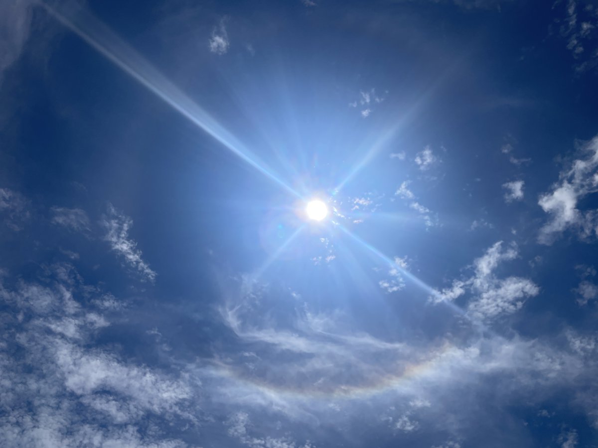 Ce #halo solaire a été photographié lors de ma traversée du fleuve cet après-midi. Qu'est ce phénomène optique?
facebook.com/eve.christian.…

On en parle <a href="/le1518/">Le 15-18</a>