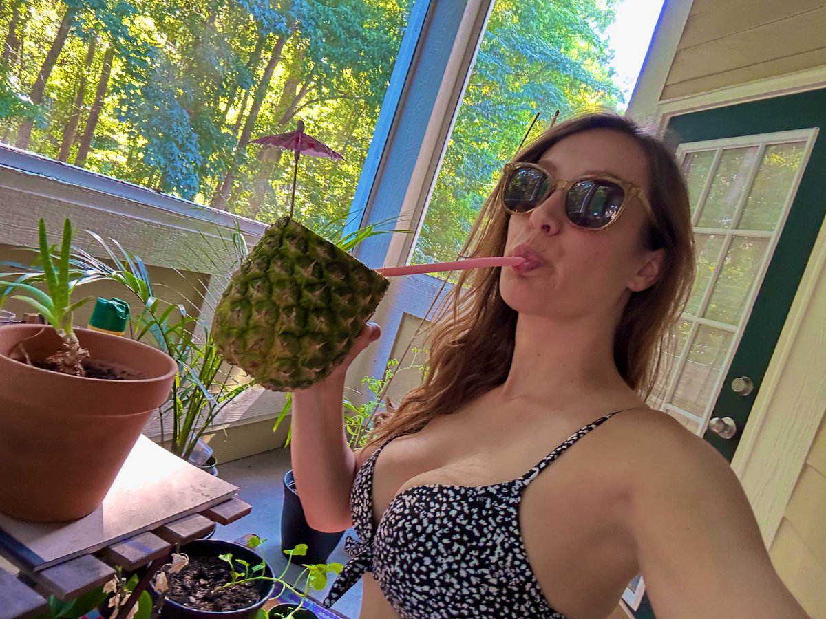 ashleybee89's tweet image. I decapitated this pineapple and shoved a little pink umbrella in it and drank it in front of my plants to assert dominance. ππ΄π