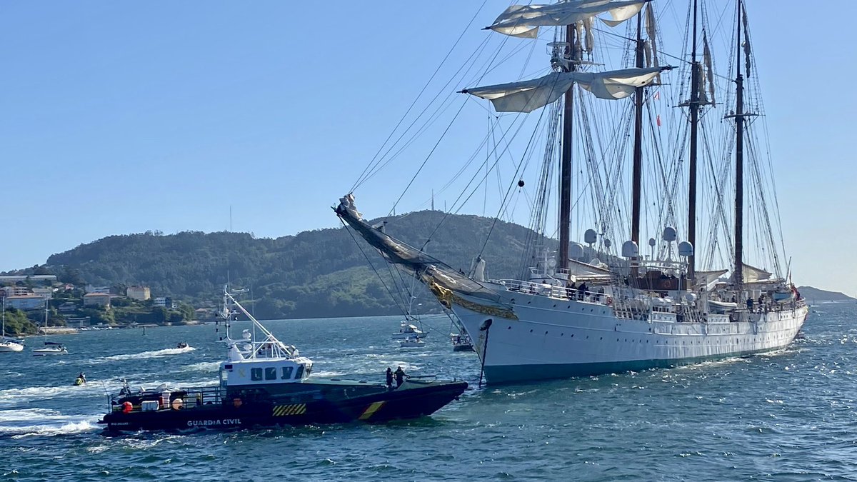 Guardia Civil A Coruña 🇪🇸 (@gcivilcoruna) on Twitter photo 🚢 La <a href="/guardiacivil/">Guardia Civil</a> escolta al Juan Sebastián Elcano en su llegada a Ferrol, con la princesa Leonor y 75 guardiamarinas a bordo. Nuestro Servicio Marítimo garantiza la seguridad en la ría durante su estancia. 🇪🇸 #Elcano #GuardiaCivil 🚢 La <a href="/guardiacivil/">Guardia Civil</a> escolta al Juan Sebastián Elcano en su llegada a Ferrol, con la princesa Leonor y 75 guardiamarinas a bordo. Nuestro Servicio Marítimo garantiza la seguridad en la ría durante su estancia. 🇪🇸 #Elcano #GuardiaCivil