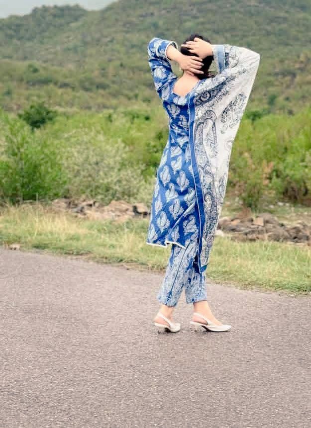 ہم نے باندھا ہے جب سے بالوں کو 
احتجاجاً ہوا رکی ہوئی ہے 🕊️🌱